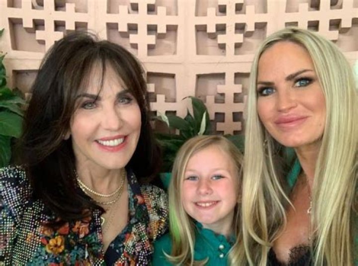 Exploring the Life of Robin McGraw and Her Twin Sister: A Glimpse Through Photos