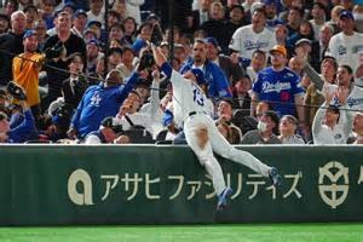 Former Lions QB Rodney Peete Steals Foul Ball, Stares Down Max Muncy During Dodgers' Tokyo Series Win